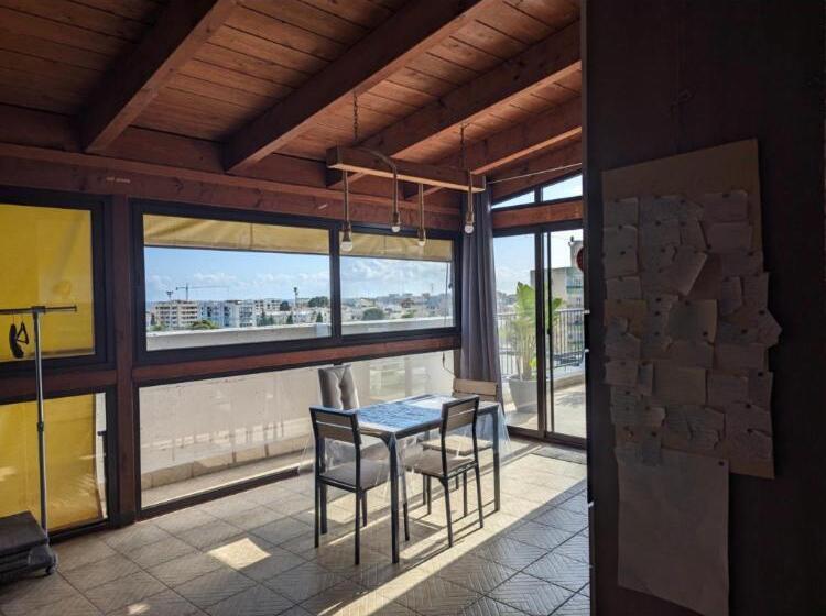 חדר סטנדרט לשלושה עם טרסה, Wanderlust House