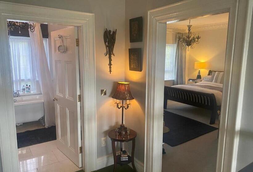 غرفة ديلوكس, Ten Beacon Hill