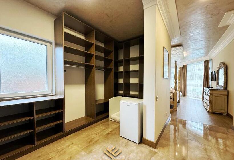 اتاق استاندارد با چشمانداز استخر, Era