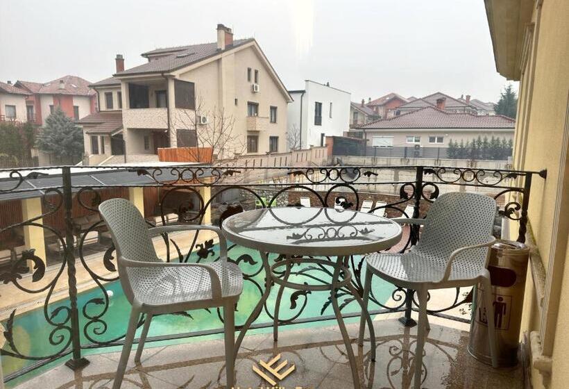 اتاق استاندارد با چشمانداز استخر, Era