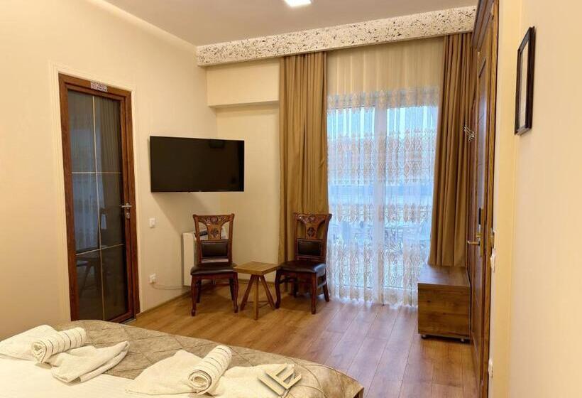 اتاق استاندارد با چشمانداز استخر, Era