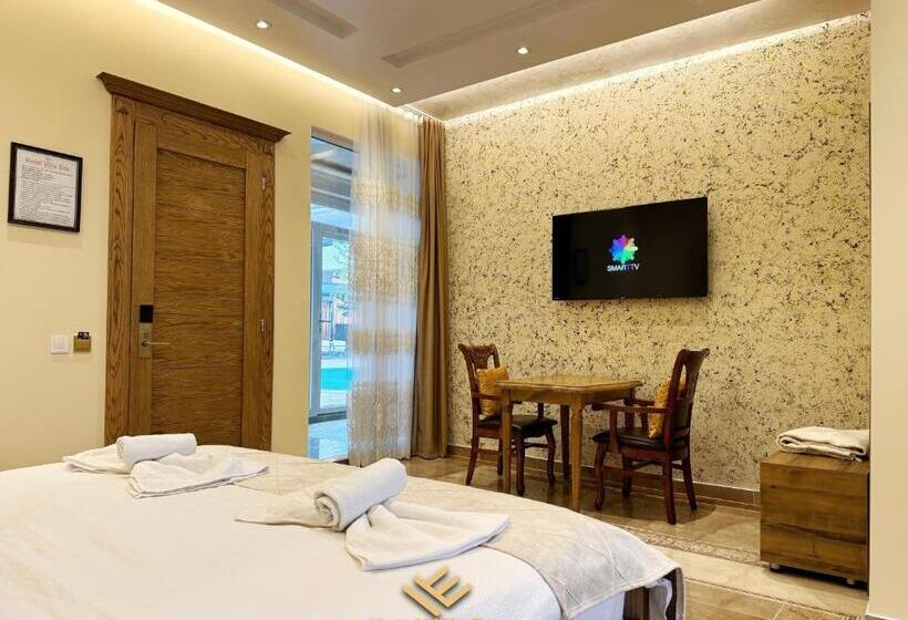 اتاق لوکس, Era