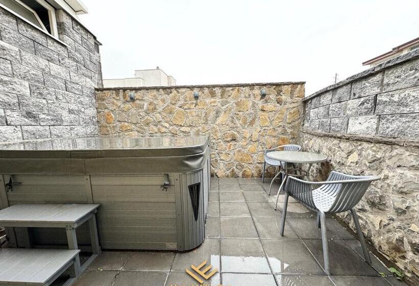 سوئیت با وان آب گرم, Era