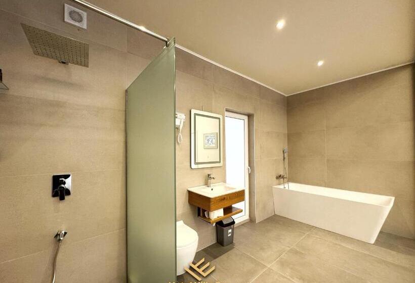 سوئیت با وان آب گرم, Era