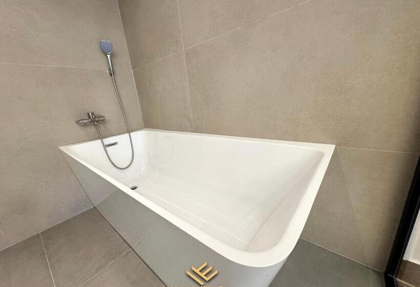 سوئیت با وان آب گرم, Era