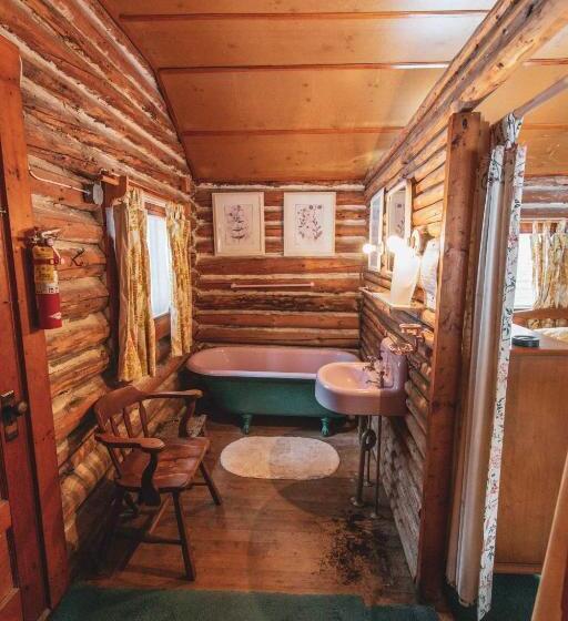 Suite with lake view, Ogontz Rustic Resort