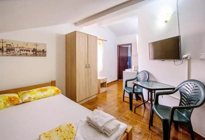استودیوی استاندارد, Guest House Lotos