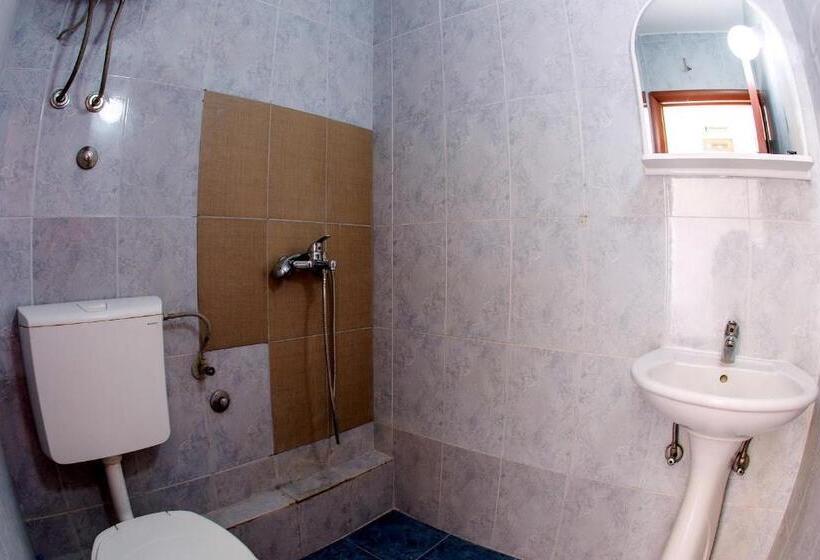 اتاق استاندارد سه نفره, Guest House Lotos