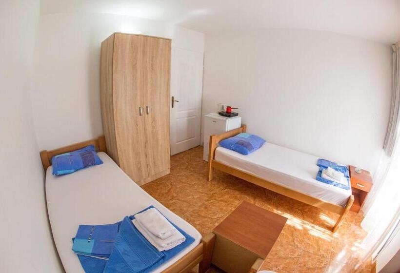 اتاق استاندارد سه نفره, Guest House Lotos