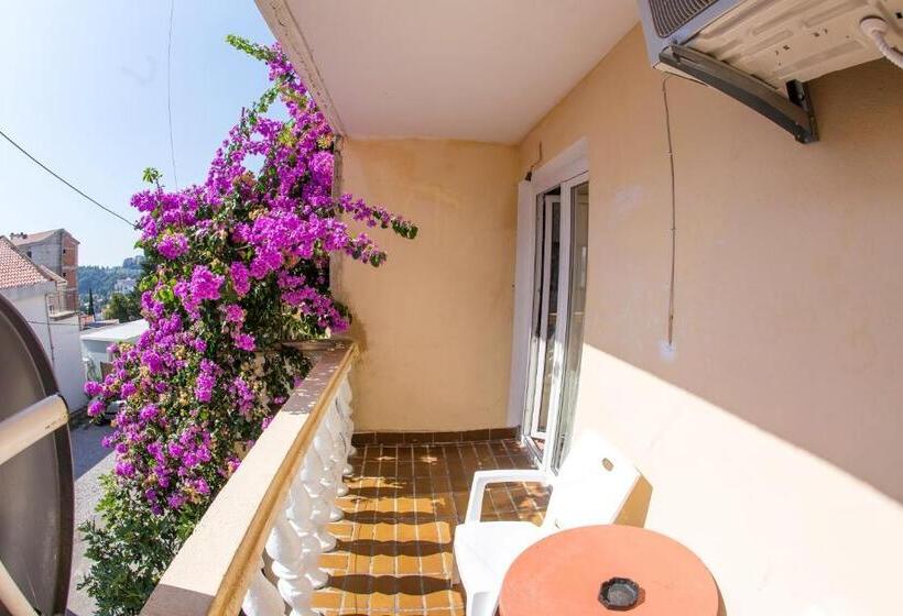 اتاق استاندارد سه نفره, Guest House Lotos