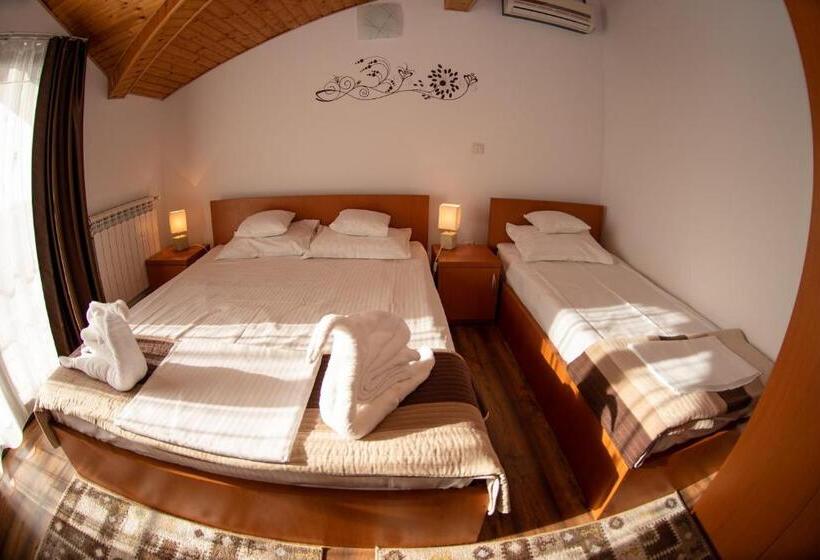 Standard Trippelrum, Karol