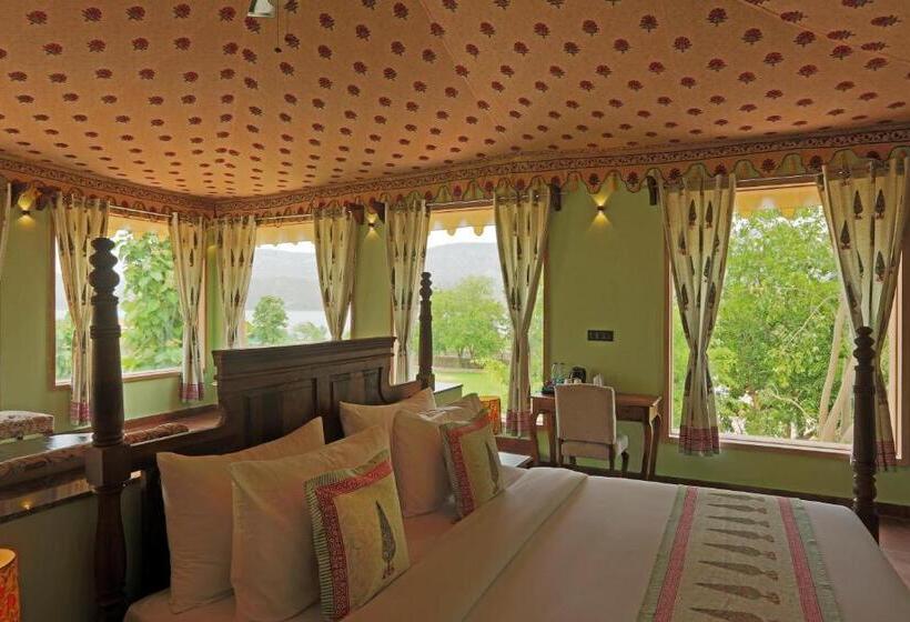 Suite with lake view, Ratan Villas Sariska