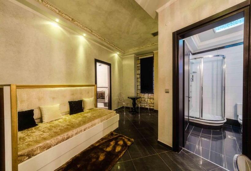 חדר דלוקס לשלושה, Chateau Rond Boutique Hotel & Spa