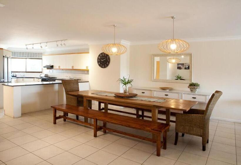 شقة 3 غرف مطلة على البحر, Plett Beachfront Accommodation