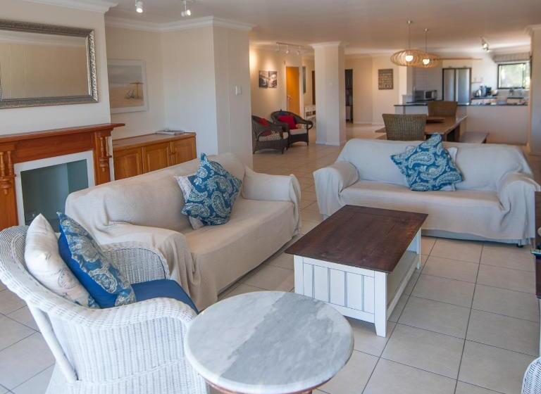 شقة 3 غرف مطلة على البحر, Plett Beachfront Accommodation