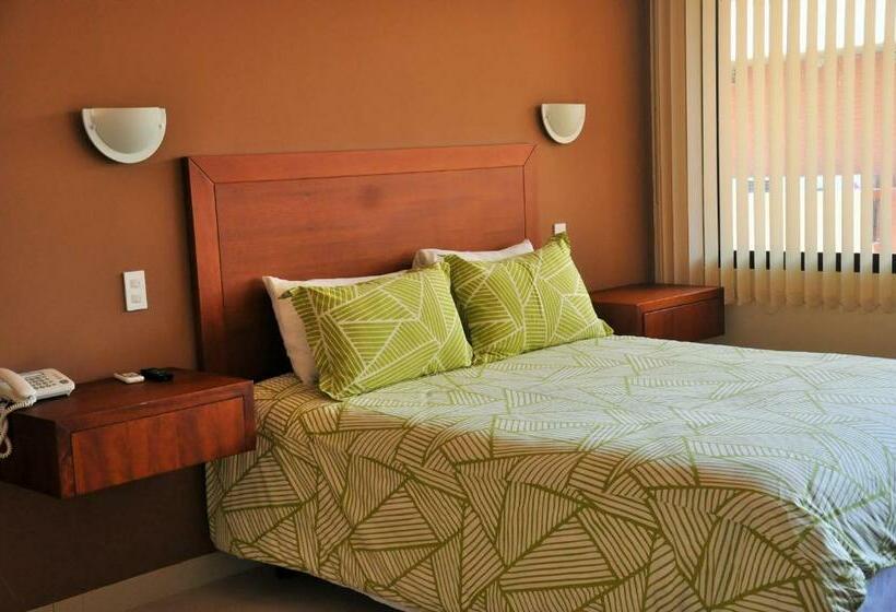 جناح جونيور, Gran Hotel De Lago El Coca