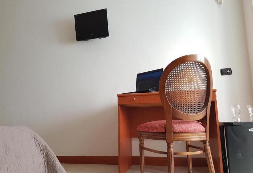 디럭스 트리플 룸, Joy