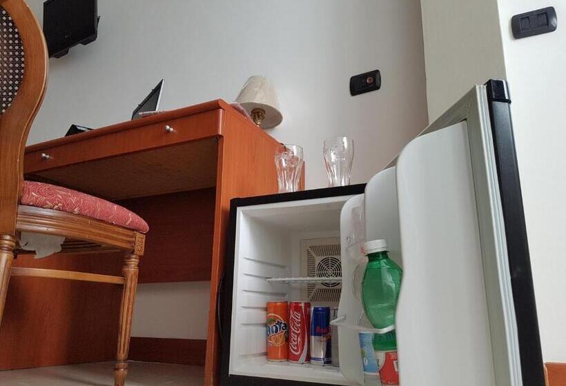 디럭스 4인 룸, Joy