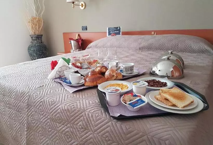 Deluxe Neljän Hengen Huone, Joy