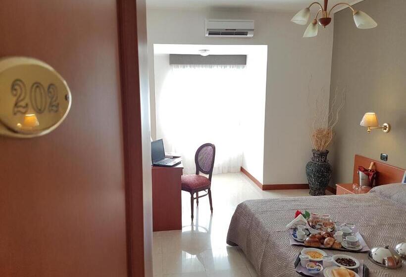 디럭스 4인 룸, Joy