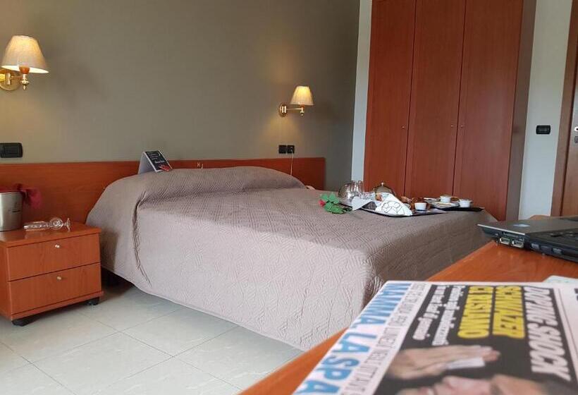 디럭스 4인 룸, Joy