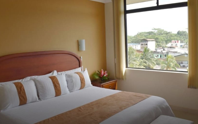 جناح جونيور, Gran Hotel De Lago El Coca