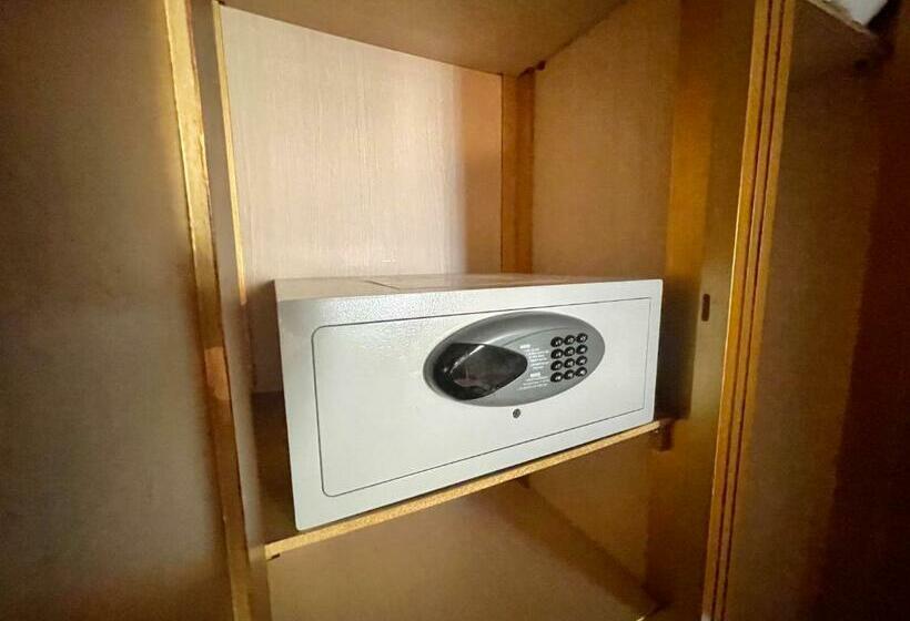 مجموعه ویستا شهر, Royal Victoria   Ex British Embassy