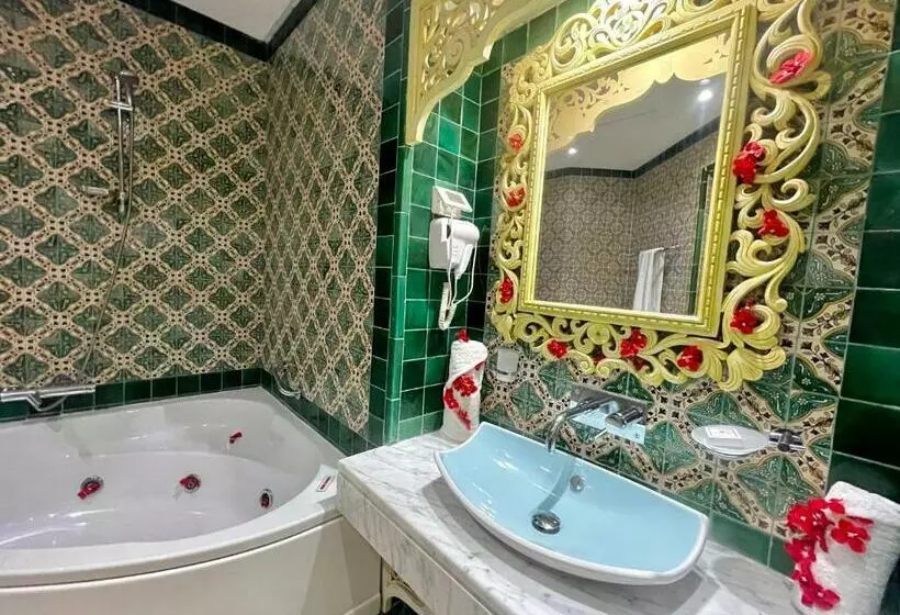 مجموعه ویستا شهر, Royal Victoria Ex British Embassy