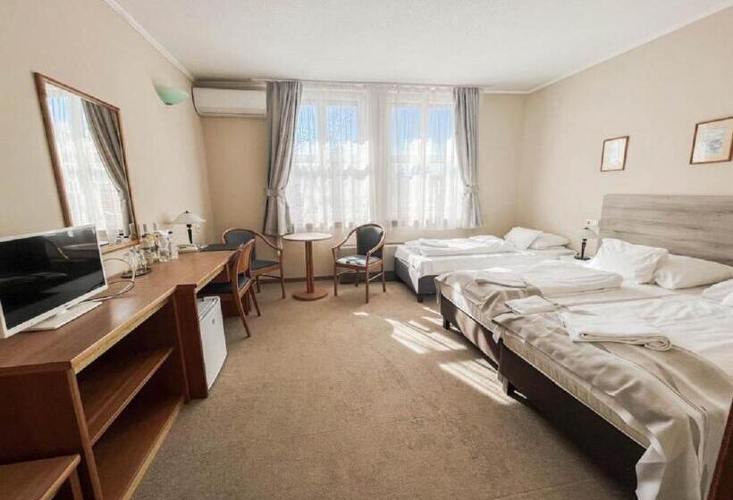 Номер Стандарт Трехместный, Unicornis