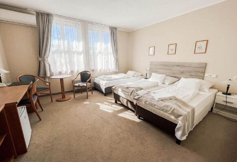 Номер Стандарт Трехместный, Unicornis