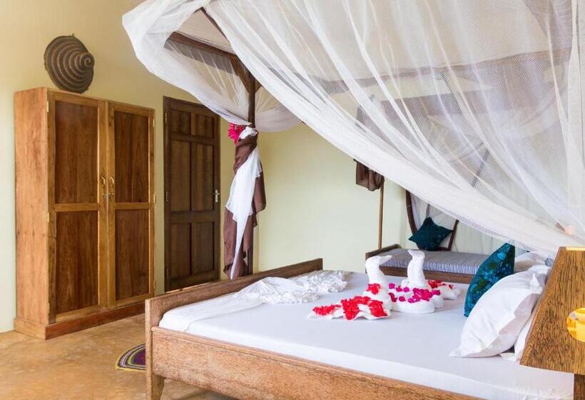 Трехместный Номер Стандарт с Балконом, Zan View