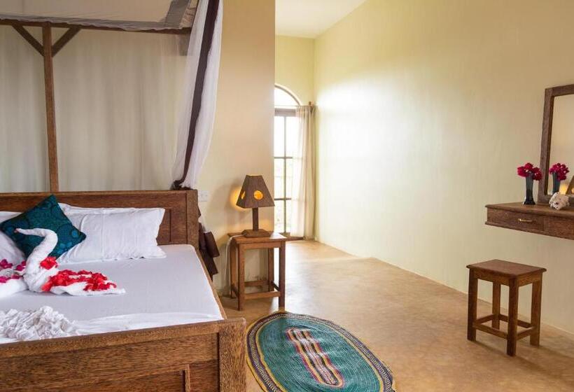 Трехместный Номер Стандарт с Балконом, Zan View