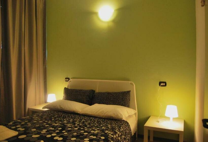 اتاق استاندارد با سرویس بهداشتی مشترک, Mio Hostel