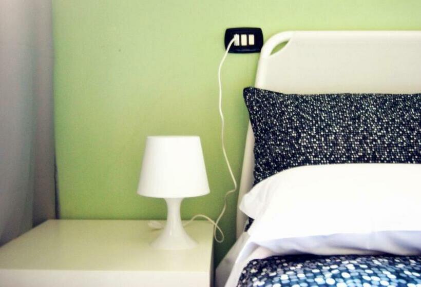 اتاق استاندارد با سرویس بهداشتی مشترک, Mio Hostel