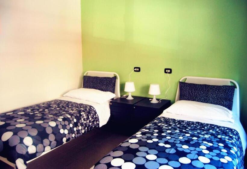 اتاق استاندارد با سرویس بهداشتی مشترک, Mio Hostel