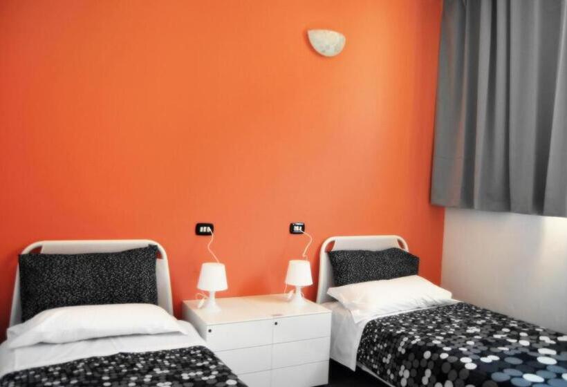 اتاق استاندارد با سرویس بهداشتی مشترک, Mio Hostel