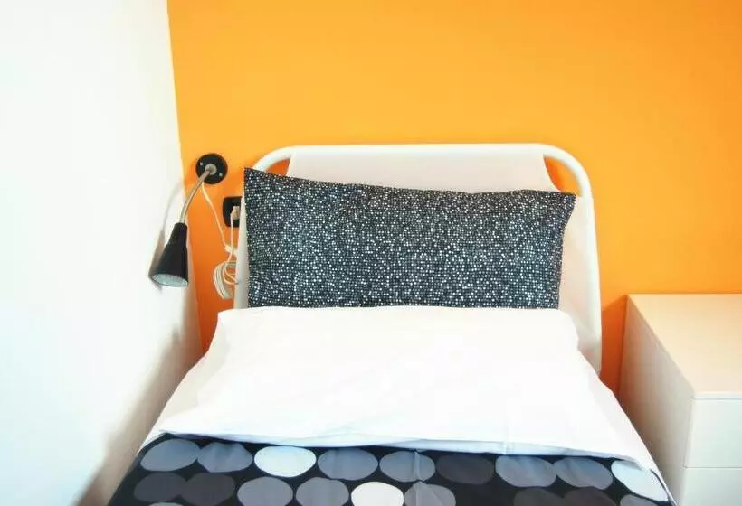 اتاق استاندارد سه نفره, Mio Hostel