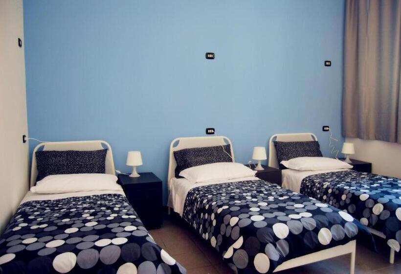 اتاق استاندارد سه نفره, Mio Hostel