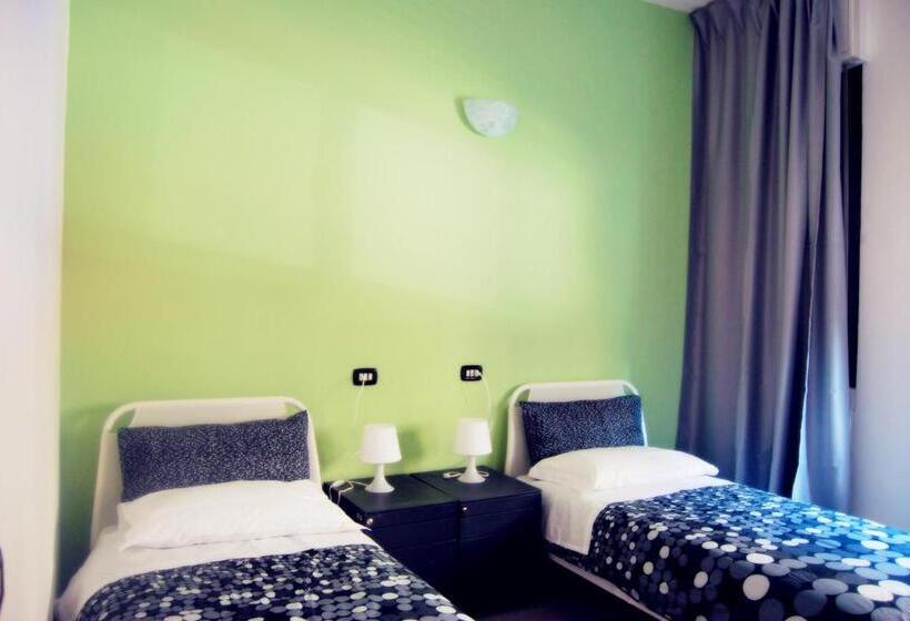 اتاق استاندارد سه نفره, Mio Hostel