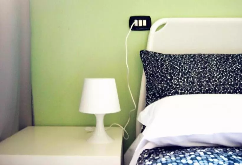 اتاق استاندارد سه تخته با سرویس بهداشتی مشترک, Mio Hostel