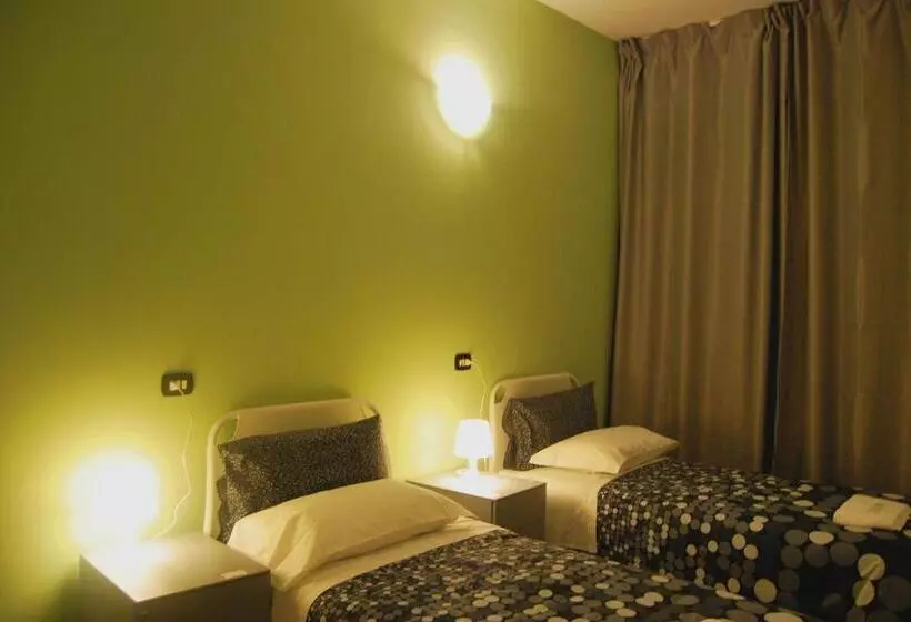 اتاق استاندارد سه تخته با سرویس بهداشتی مشترک, Mio Hostel