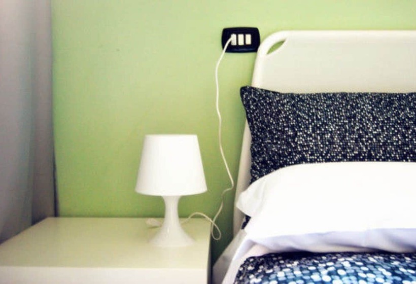 اتاق استاندارد سه نفره, Mio Hostel