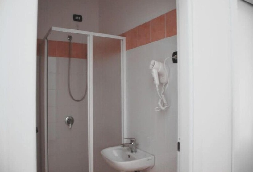 اتاق استاندارد سه نفره, Mio Hostel