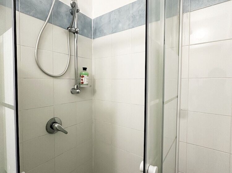 تختخواب در اتاق مشترک, Mio Hostel