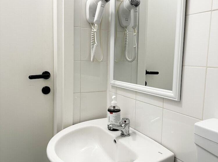 اتاق استاندارد سه نفره, Mio Hostel