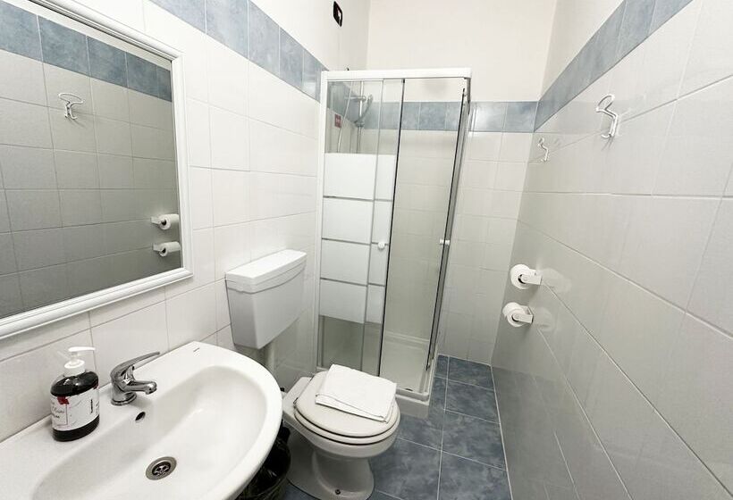 اتاق استاندارد سه نفره, Mio Hostel