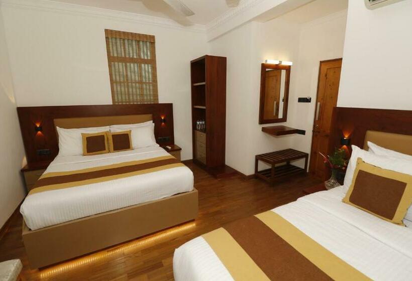 Cameră Triplă Standard cu Balcon, King Of Kandy