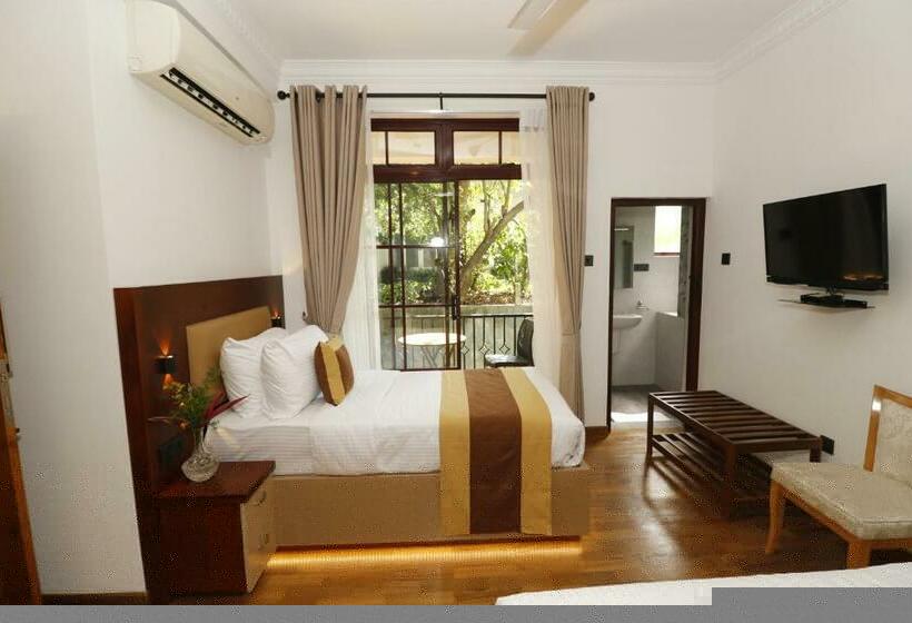 Cameră Triplă Standard cu Balcon, King Of Kandy