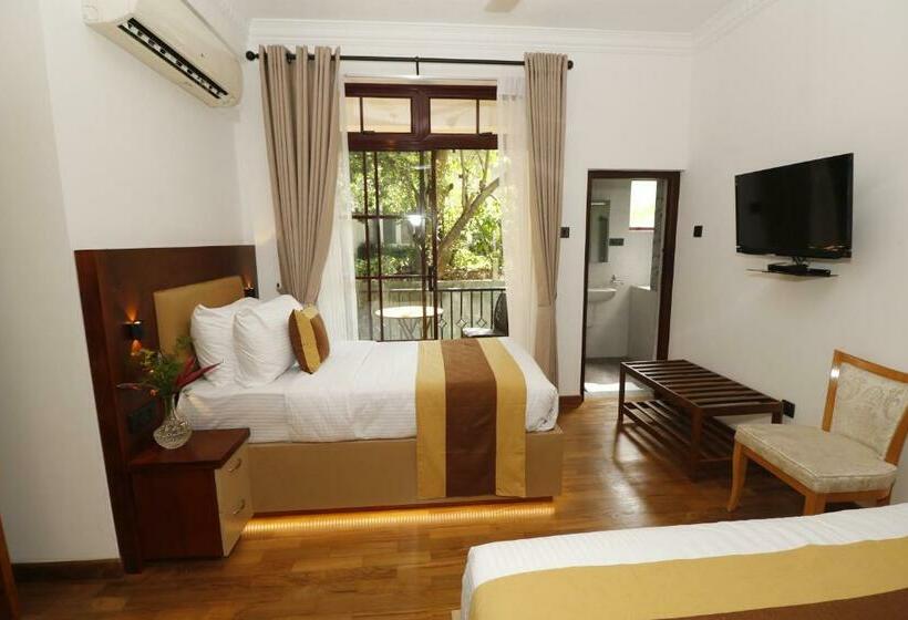 Cameră Triplă Standard cu Balcon, King Of Kandy