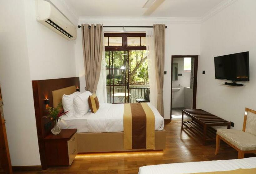 Cameră Triplă Standard cu Balcon, King Of Kandy